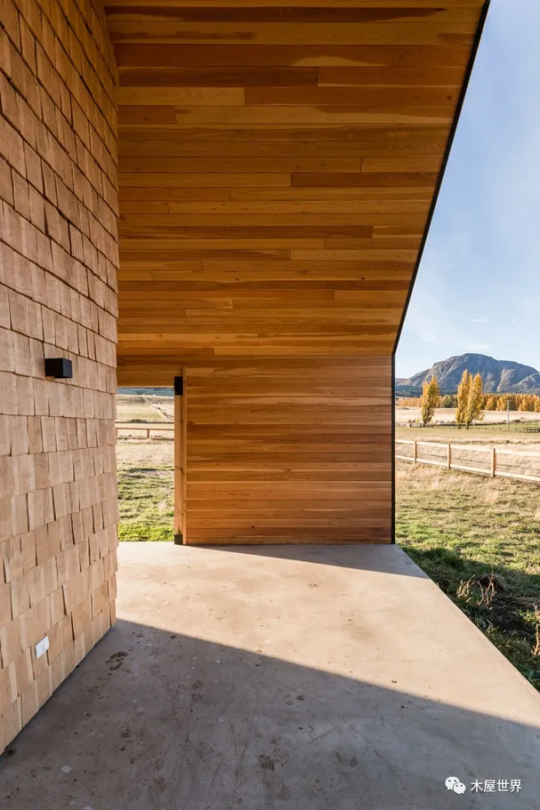 風景與陽光在屋裡匯合，原野中的 Haus III木屋住宅