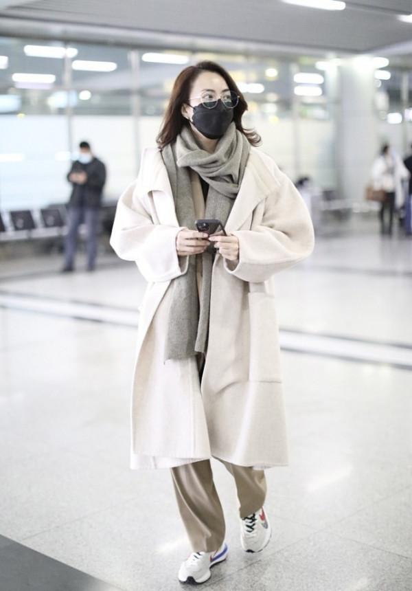 秋冬搭配沒靈感?看霍汶希的造型,49歲一樣時髦多變,這值得一試 秋冬搭配沒靈感?看霍汶希的造型,49歲一樣時髦多變,這值得一試