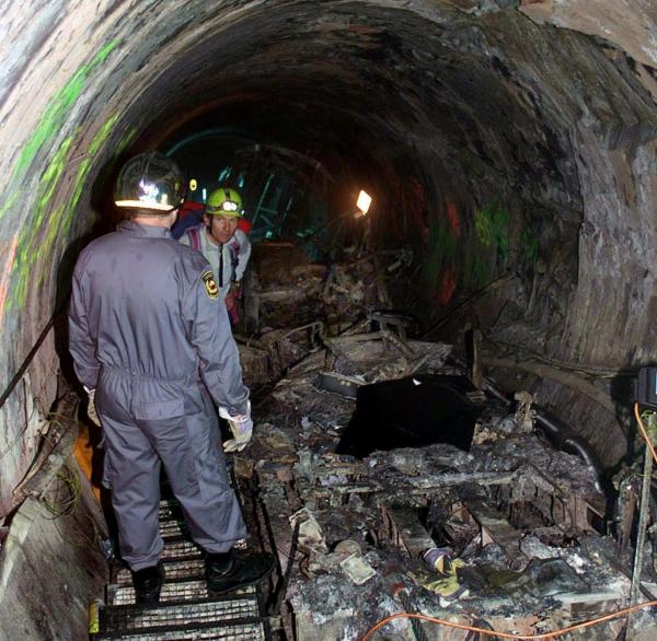 卡普倫災難：12人穿過火焰逃生！最絕望死法：152人隧道里被烤乾