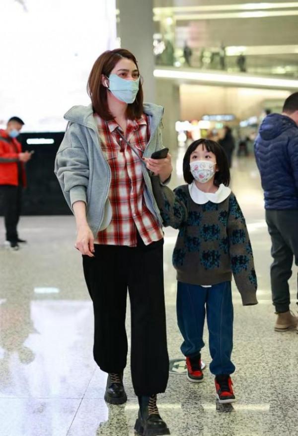 洪欣母女過新年,她偷戴女兒髮卡扮嫩,女兒愛美穿一件凍得直縮手 洪欣母女過新年,她偷戴女兒髮卡扮嫩,女兒愛美穿一件凍得直縮手