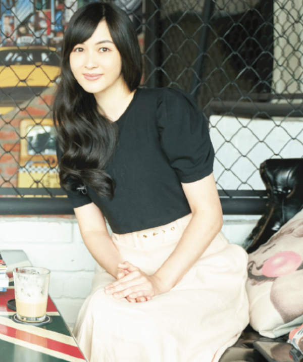 吳尊一家幸福亮相,妻子穿著低調走在一旁,女兒氣質不輸媽個挺高 吳尊一家幸福亮相,妻子穿著低調走在一旁,女兒氣質不輸媽個挺高