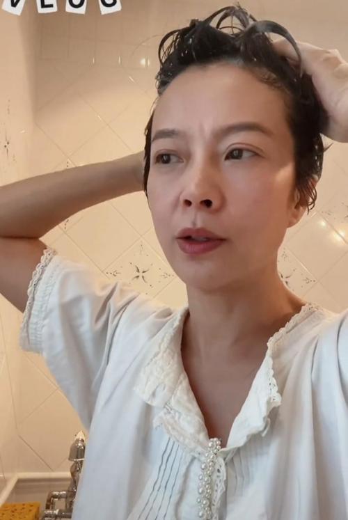 羅嘉良老婆曬照，對鏡洗頭素顏出鏡接地氣，老公不在家獨享生活