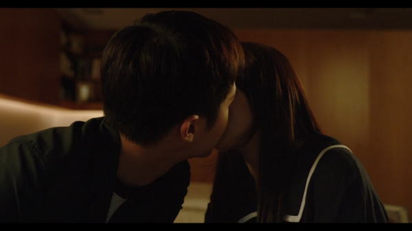 韓國高分電影《寄生蟲》地下室的一家四口，寄生於富人家庭（上）