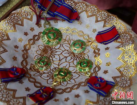 柬王家軍總司令翁比塞為中國援柬軍事院校專家組授勳