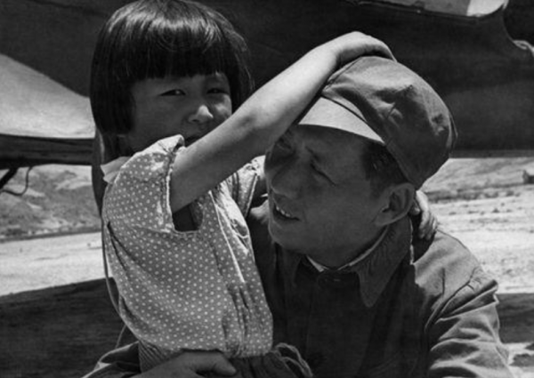 74年，李訥離婚後帶兒子回中南海，毛主席落淚：有困難就和爸爸說