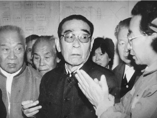 他畢業於清華，為我國石油行業貢獻一生，官至副總理，生活很低調