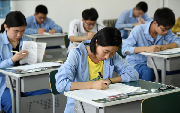 學生在考場睡覺，老師是否該叫醒，老師：“誰敢叫誰叫，我不敢”