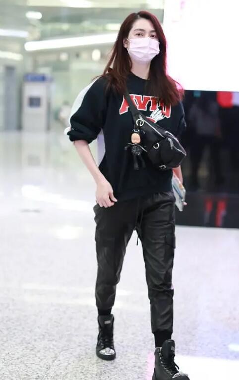 洪欣扮嫩真有一套,穿衛衣配皮褲又美又酷,50歲純素顏嫩得像少女 洪欣扮嫩真有一套,穿衛衣配皮褲又美又酷,50歲純素顏嫩得像少女