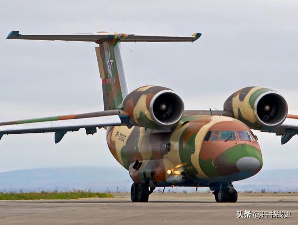 肩扛發動機的飛機，蘇聯安-72短距起降運輸機