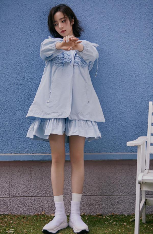 胡冰卿對自己挺狠，為秀腿穿12釐米“鐵釘鞋”，腳背成180度