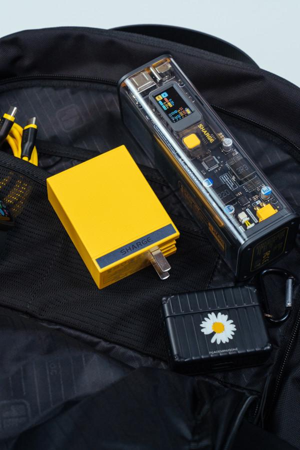 無法拒絕的賽博朋克工業美學：閃極100W超級移動電源 體驗分享