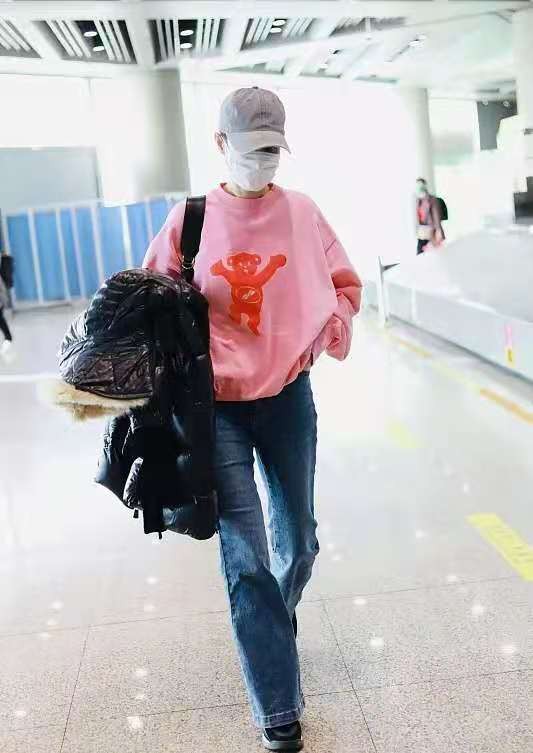 45歲劉敏濤扮嫩真有一套！穿粉色衛衣配牛仔褲，嫩得像個小姑娘