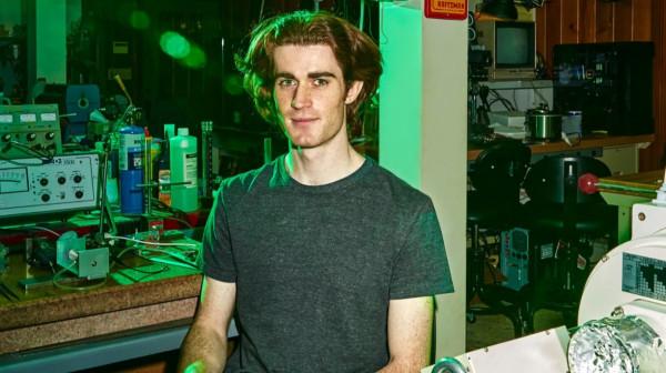 一個22歲男孩兒,在地下車庫裡造出了晶片 一個22歲男孩兒,在地下車庫裡造出了晶片