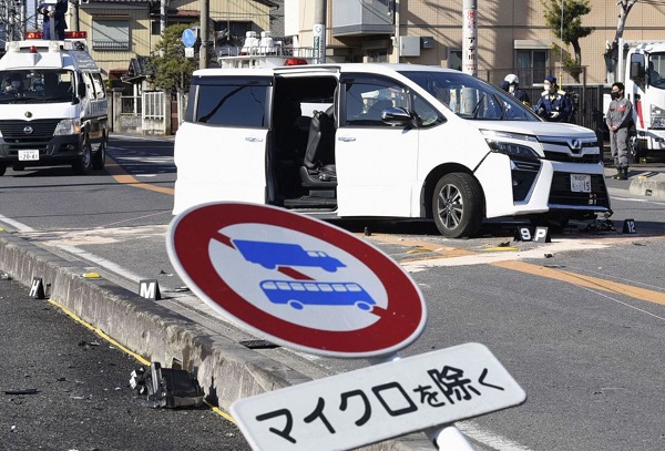 產經：東京6名青少年駕車撞擊路牌 致2名少女嚴重昏迷