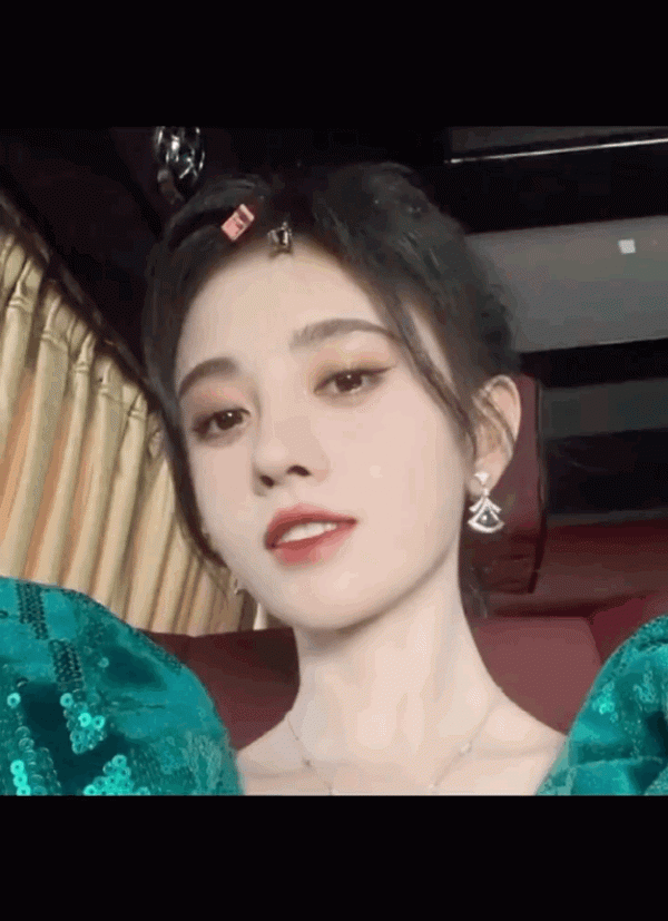 嚴肅的表演者,為自己的失誤忍不住笑場了 嚴肅的表演者,為自己的失誤忍不住笑場了