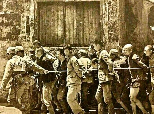 1960年,四川女校長隱藏15年,因一碗肉被捕,村民得知後怒斥:處決她 1960年,四川女校長隱藏15年,因一碗肉被捕,村民得知後怒斥:處決她