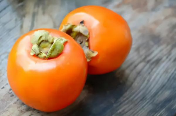 老話常說:“一個柿子十副藥”,說的是什麼意思?醫生來告訴你 老話常說:“一個柿子十副藥”,說的是什麼意思?醫生來告訴你