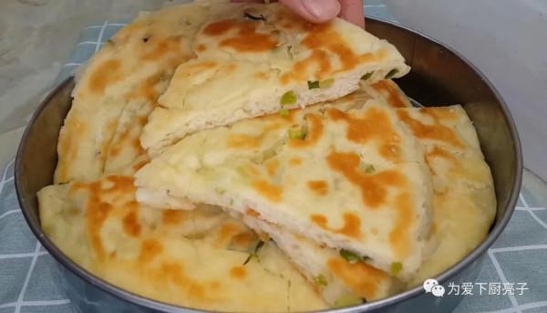 自制蔥油餅的做法，鍋裡一烙，柔軟勁道不油膩，比手抓餅好吃
