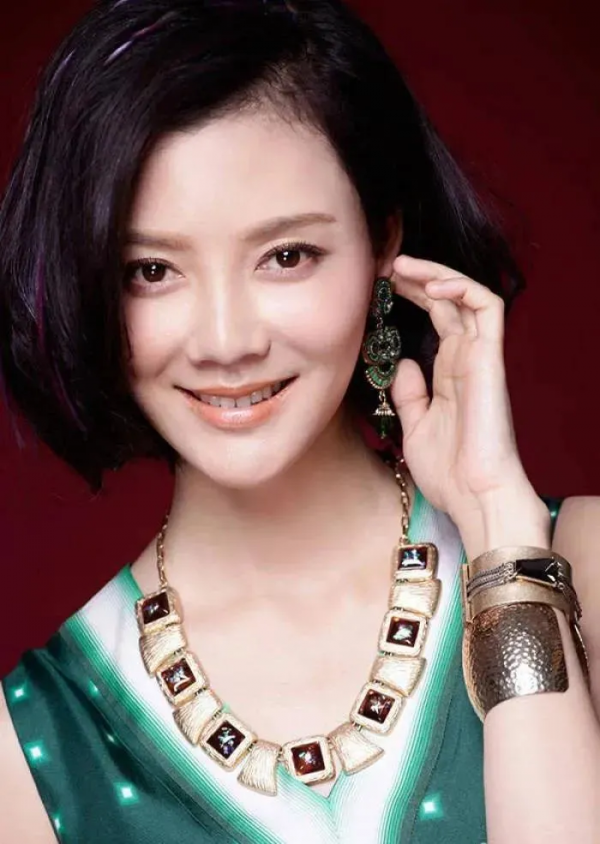 &OpenCurlyDoubleQuote;鐵梅奶奶&rdquo;車毅孫女車曉：端莊典雅溫婉大方（一張與母親合影）