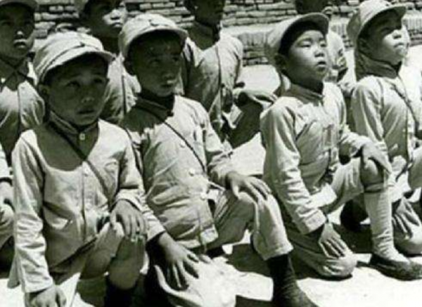 1936年，十歲孩童自稱走過長征，毛主席問誰能證明，他回答：賀龍