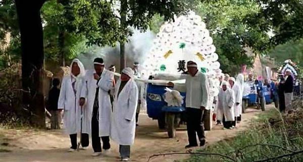 8年前，湖南71歲郎中生一男孩，如今由外婆照顧，夫妻倆在外旅遊