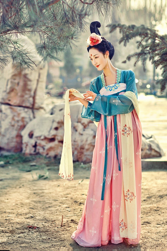 古力娜扎穿唐裝演繹華服之美,高髻美簪,輕歌豔舞,重回唐朝夢 古力娜扎穿唐裝演繹華服之美,高髻美簪,輕歌豔舞,重回唐朝夢