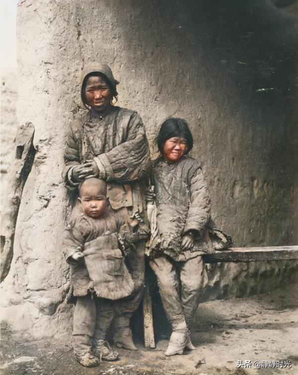 晚清老照片：太監抬著總統女兒去見慈禧太后，男子辮子長到挨地