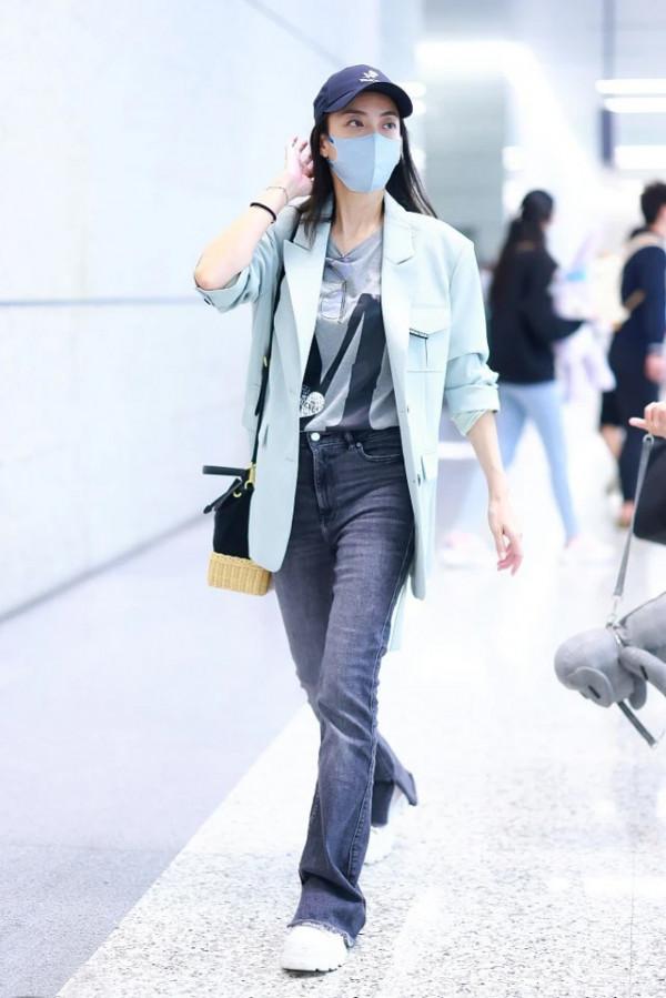 秋冬搭配沒靈感?看霍汶希的造型,49歲一樣時髦多變,這值得一試 秋冬搭配沒靈感?看霍汶希的造型,49歲一樣時髦多變,這值得一試