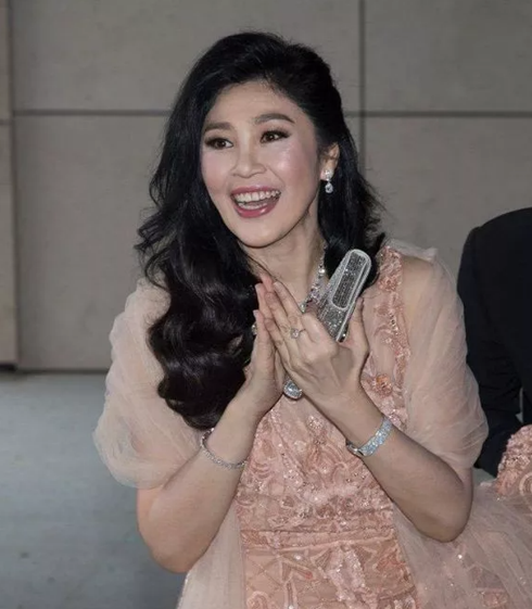 英拉30年魅力不倒：曾讓奧巴馬移不開眼，深情對視，普京忘了握手