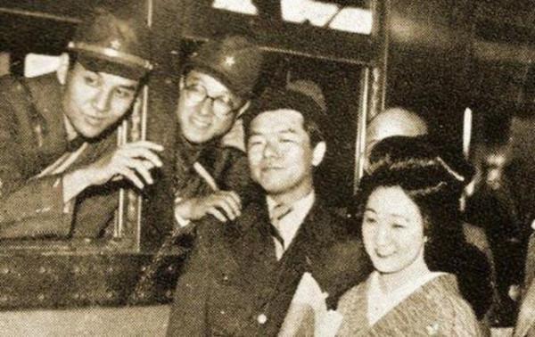 1931年，一名日本女人深夜在丈夫身邊割喉自殺，一年後釀成慘案