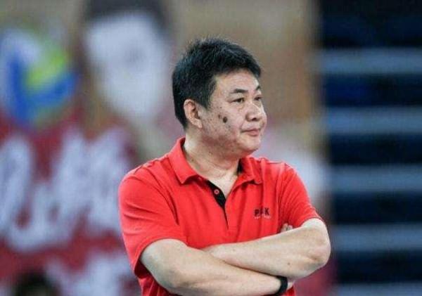 王賀兵爆粗口被喊下課，和蔡斌形成鮮明對比，球迷：能力差脾氣大