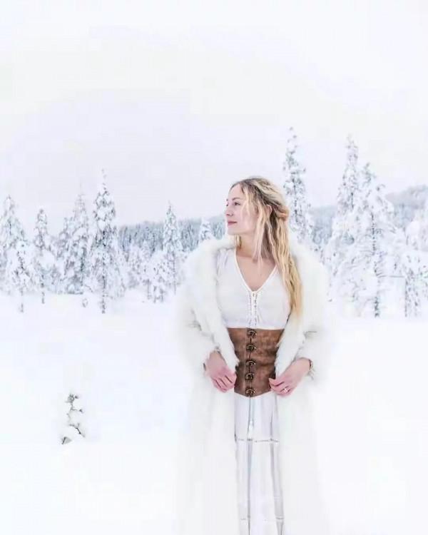 “北歐李子柒”隱居十年，瑞典旅遊局為她打call，卻被網友罵