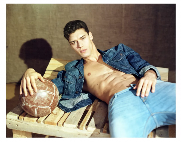 烏克蘭帥哥足球運動員收藏中國字畫，很有品位