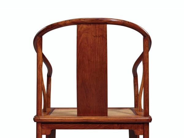 細若蚊足、淺淡乾淨，黃花梨垂手圈椅棕眼典型