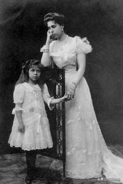 痛恨包辦婚姻想要嫁給愛情，梅麗塔有幸都嘗試了一番，卻鬱鬱而終