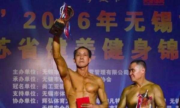 58歲環衛工大叔健身20年,肌肉爆棚!誰說健身是有錢人的愛好? 58歲環衛工大叔健身20年,肌肉爆棚!誰說健身是有錢人的愛好?