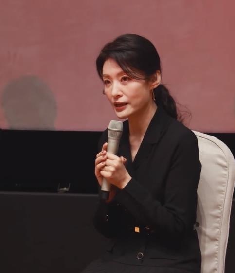 周濤52歲不見老，化淡妝還這麼漂亮，穿西裝配高領毛衣氣質端莊