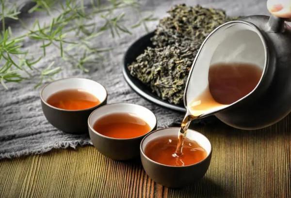 步入中年，聰明人都懂得“示弱”