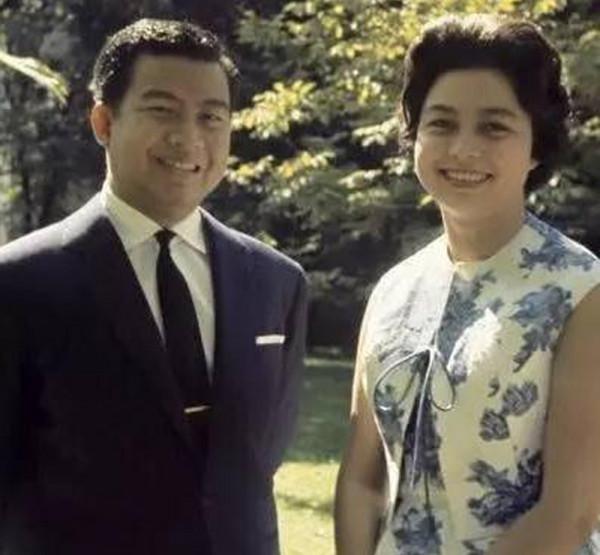 為什麼西哈莫尼國王比帥氣的拉瑪十世還英俊?你看看他生母是誰 為什麼西哈莫尼國王比帥氣的拉瑪十世還英俊?你看看他生母是誰