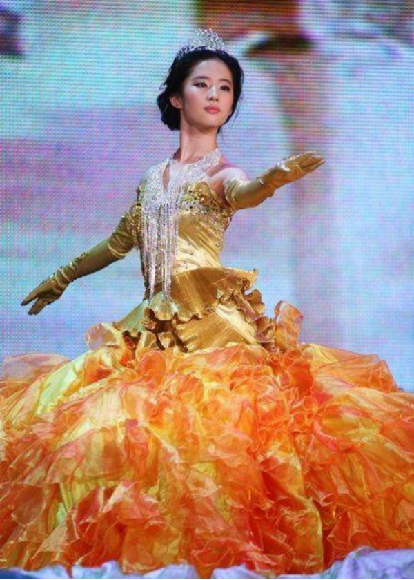 7歲甜馨機場搬行李摔倒！媽媽李小璐卻無理會，帶娃日常惹爭議