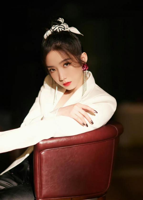 孟美岐，黑白配，又颯又帥