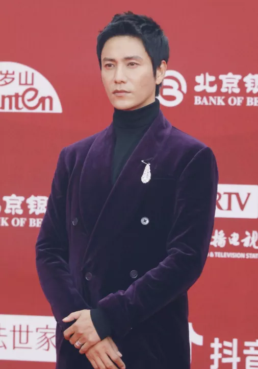 北影節紅毯：楊穎美背搶鏡，佟麗婭仙氣絕美，都不及鞏俐比耶吸睛