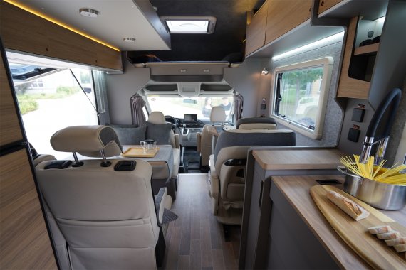 眾銳工設首款C型房車上市，隱藏式廚房觀景會客廳，設計獨具匠心