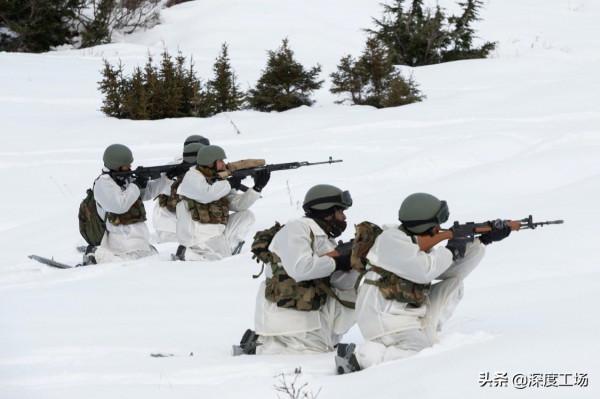 美國給印軍的先進武器,有多厲害:一看就是小學生的彩色塑膠鏟子 美國給印軍的先進武器,有多厲害:一看就是小學生的彩色塑膠鏟子