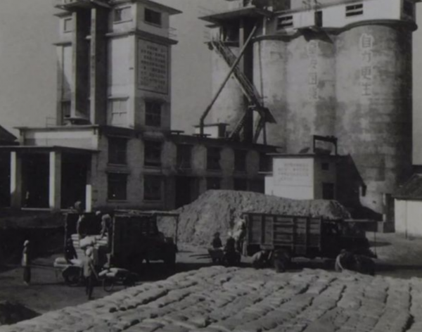 1950年，在一地主家搜出一張欠條，落款是朱德，朱德：讓他來北京