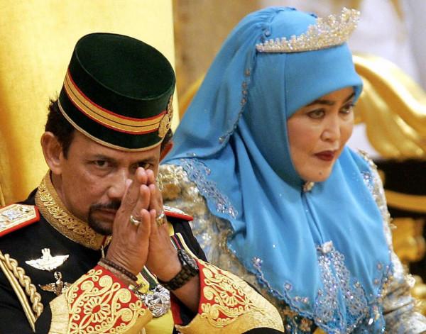 汶萊王室多有錢?每一頂王冠都足以與歐洲各王室最奢華的王冠匹敵 汶萊王室多有錢?每一頂王冠都足以與歐洲各王室最奢華的王冠匹敵