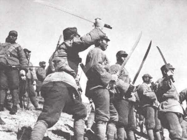 警衛連長踢開營長的門：老子不站崗了！62年後連長成了副國級