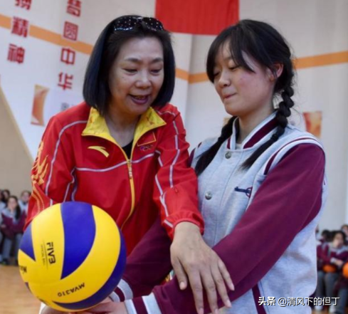 女排唯一的五冠王梁豔：退役後轉戰商場身家過億，女兒是清華博士