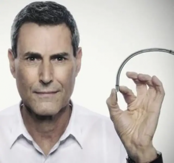 以色列魔術大師使用意念掰彎iPhone 6