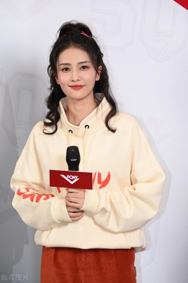 白鹿穿運動裝亮相為品牌店剪綵,扎高馬尾青春有活力 白鹿穿運動裝亮相為品牌店剪綵,扎高馬尾青春有活力